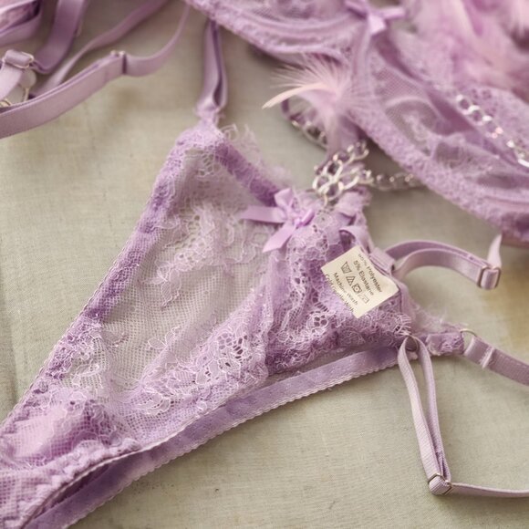 Violet lingerie set with feathers - Picture 2 of 6